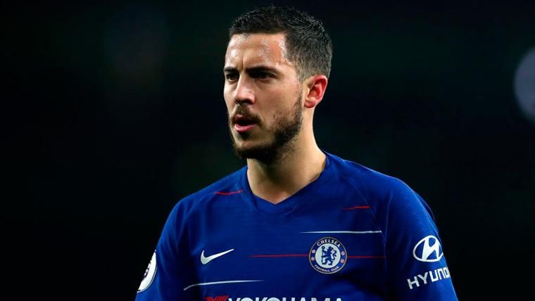 Hazard vistiendo la camiseta del Chelsea