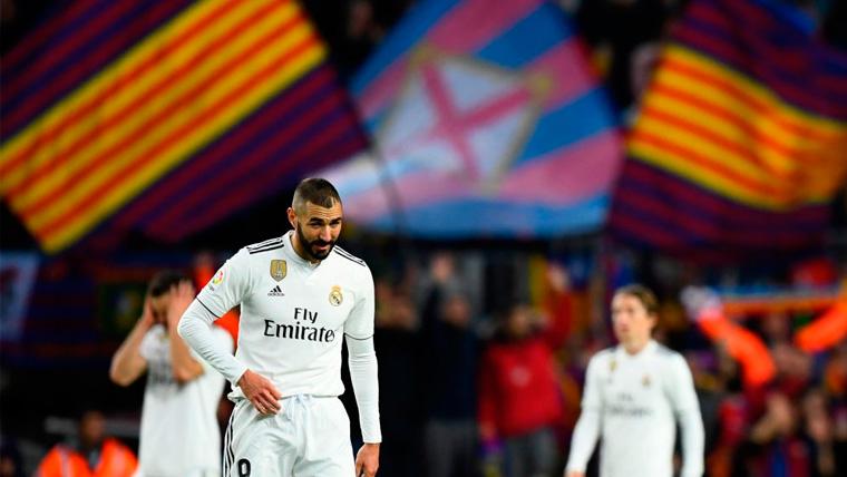 Karim Benzema en un Clásico disputado en el Camp Nou