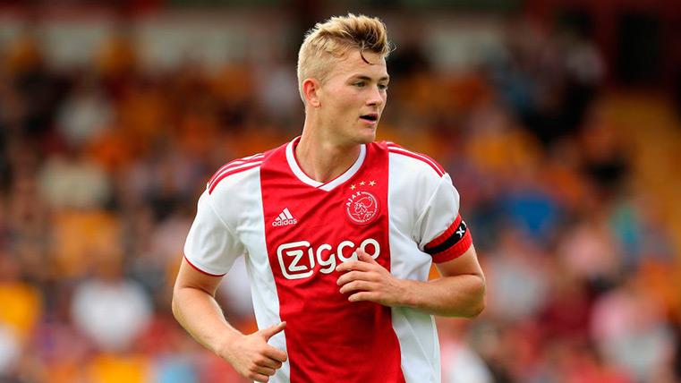 Matthijs Of Ligt dressing the T-shirt of the Ajax