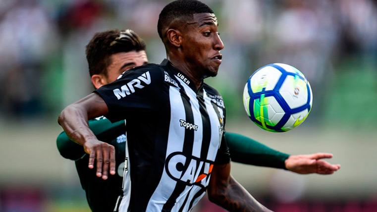 Emerson disputa un balón con el Atlético Mineiro