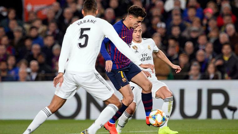 Philippe Coutinho, en una jugada contra el Real Madrid en el Camp Nou