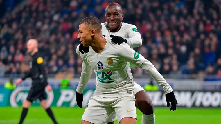 Mbappé Celebrates a goal of his team in Glass