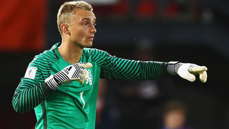 Jasper Cillessen in a party with the Dutch selection