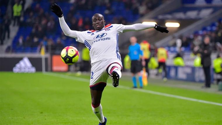 Ferland Mendy en un partido del Olympique de Lyon