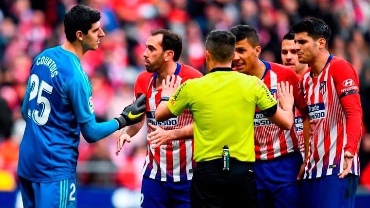 Thibaut Courtois discute con los jugadores del Atlético de Madrid