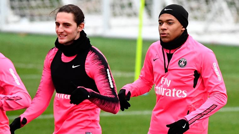 Adrien Rabiot and Kylian Mbappé in a training of the PSG