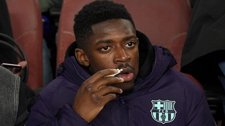 Ousmane Dembélé, sentado en el banquillo del FC Barcelona