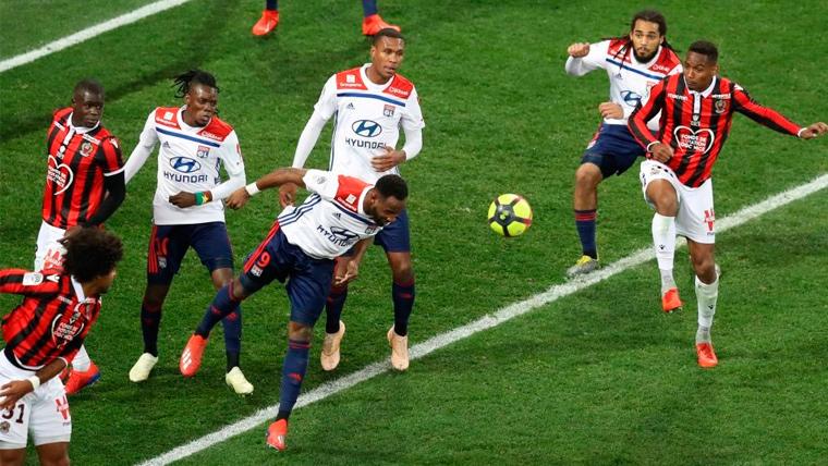 The players of the Nice and the Olympique of Lyon in a party of Tie it 1