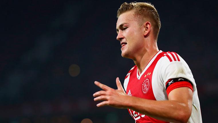 Of Ligt contests a party with the Ajax