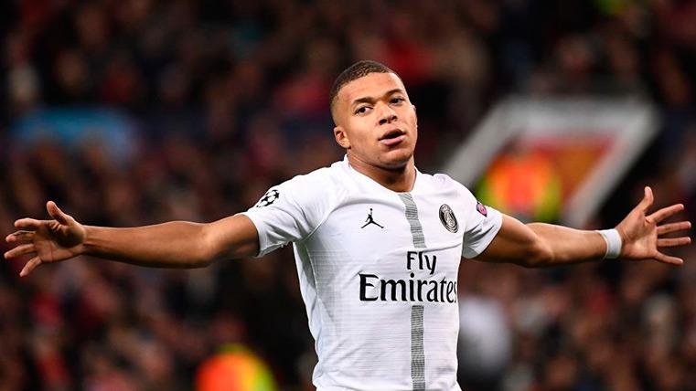 Mbappé Celebrates his goal in front of the Manchester United