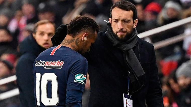 Neymar Jr, cabizbajo tras sufrir una nueva lesión de tobillo con el PSG