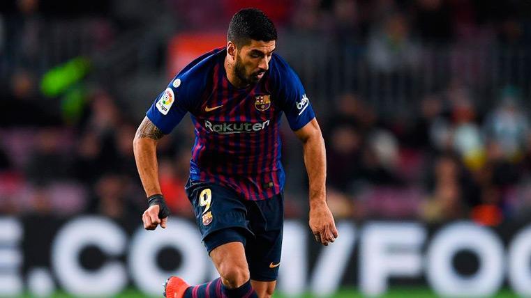 Luis Suárez runs to by a balloon in a party with the Barça