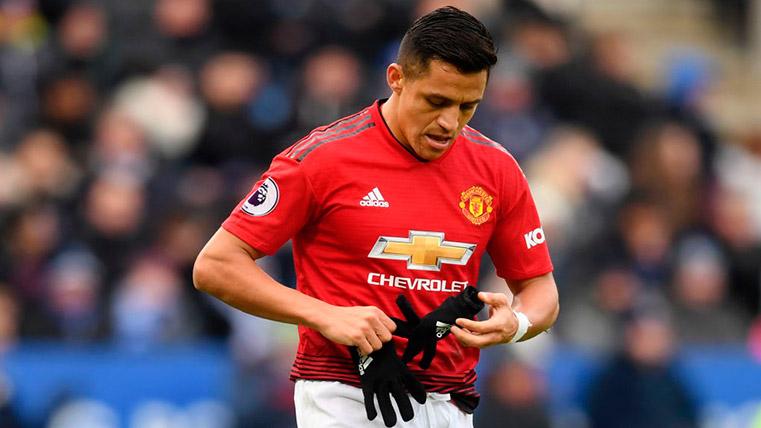 Alexis Sánchez, planting the gloves in a party of the Manchester United
