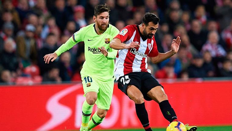 Leo Messi y Mikel Balenziaga pugnan por un balón