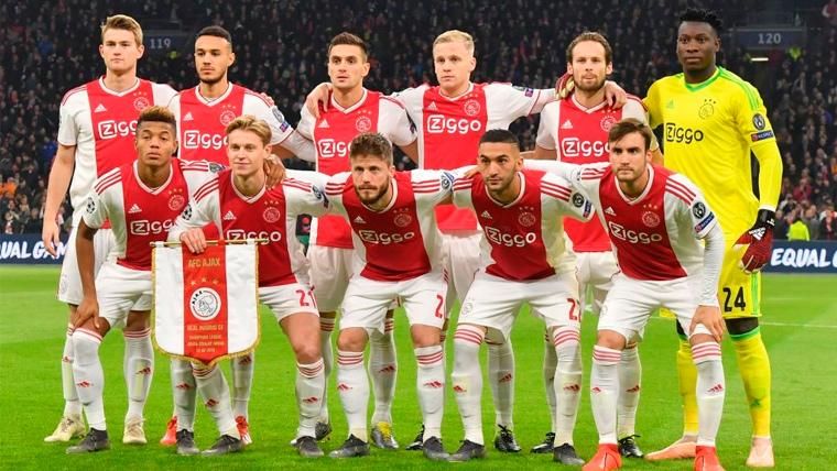 Los jugadores del Ajax posan segundos antes de un partido de Champions