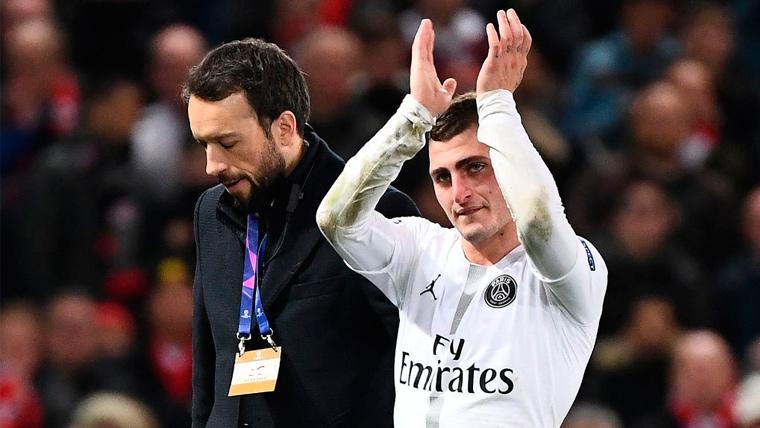 Marco Verratti aplaude a la afición del PSG tras una sustitución