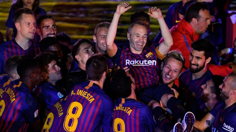 Celebración y despedida del Barça a Iniesta