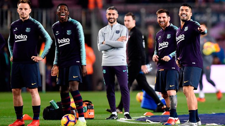 Los jugadores del FC Barcelona, calentando antes de un partido