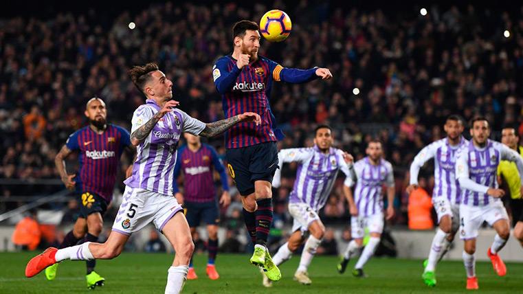 Leo Messi remata un balón de cabeza contra el Valladolid