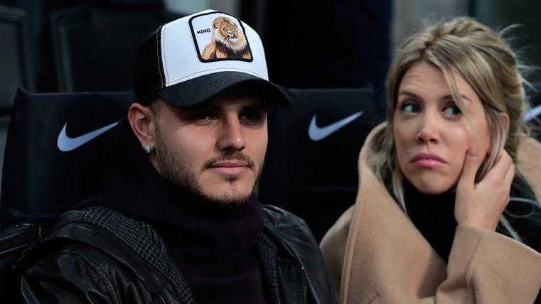 Mauro Icardi junto a su mujer y representante en la grada