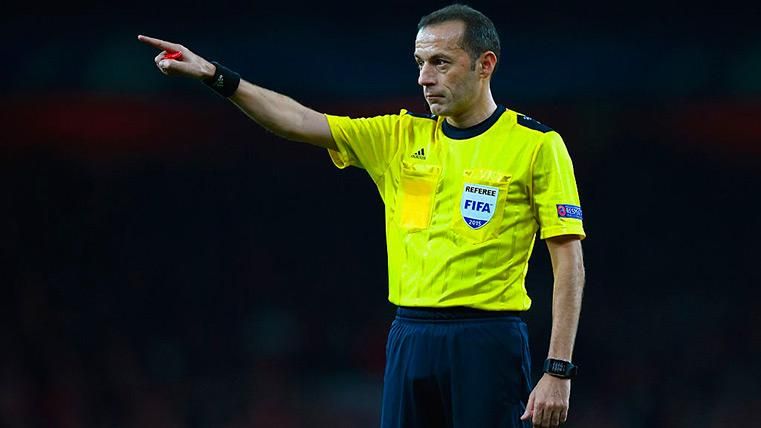 Çakir arbitrando en un partido