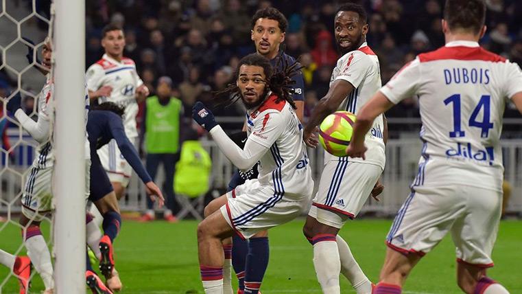 The Lyon defends a kickoff of corner