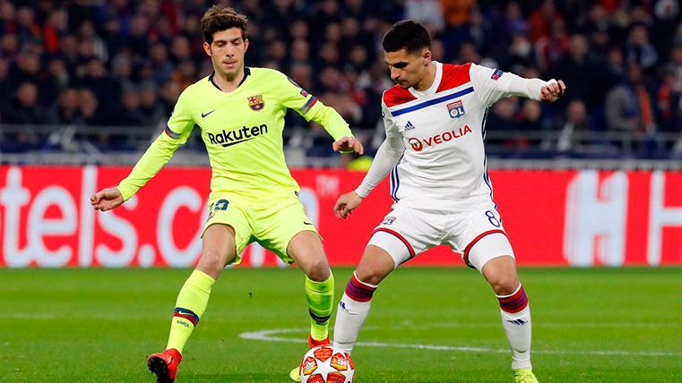Sergi Roberto, protegiendo el balón ante la presión de Aouar