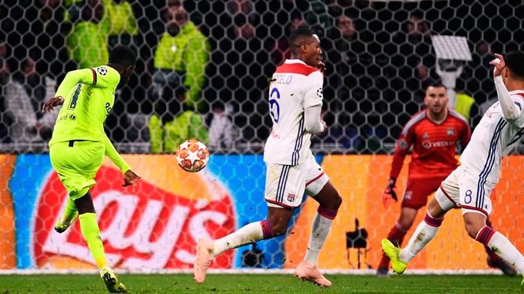 Dembélé, probando un tiro desde fuera del área