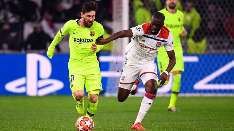 Leo Messi y Tanguy Ndombèlé pugnan por un balón