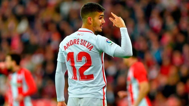 André Silva en un partido con el Sevilla