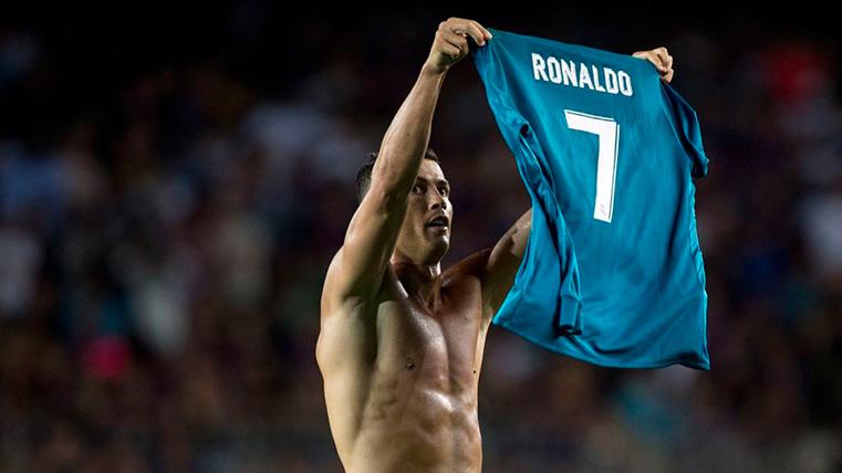 Cristiano Ronaldo, imitando el gesto de Leo Messi en el Camp Nou