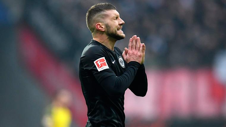 Luka Jovic, lamentando una ocasión fallada con el Eintracht