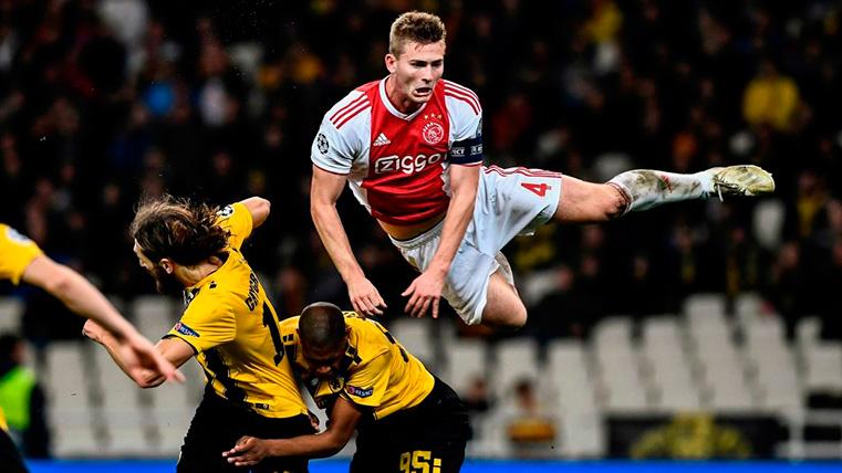 Matthijs Of Ligt, clearing a balloon with the Ajax in the Eredivisie