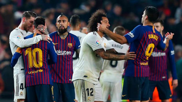 Los jugadores de FC Barcelona y Real Madrid, tras el último Clásico