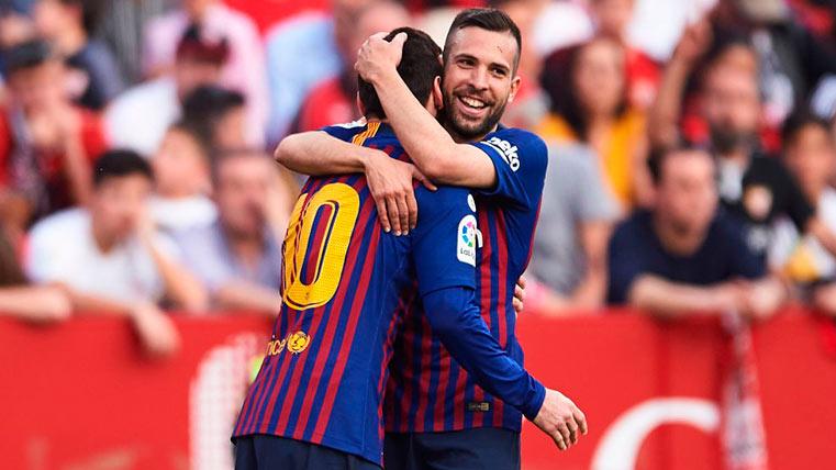 Jord Alba celebrates a goal beside Messi