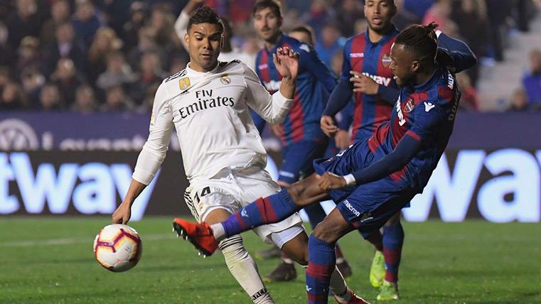 La acción del penalti a Casemiro contra el Levante