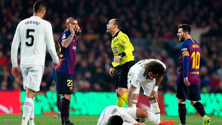 Mateu Lahoz discute con Arturo Vidal en el último Barça-Madrid