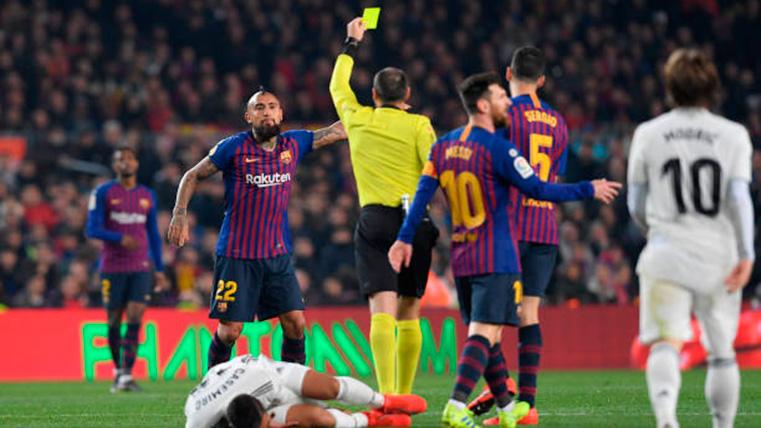 Mateu Lahoz, mostrando una amarilla a Arturo Vidal en un Clásico