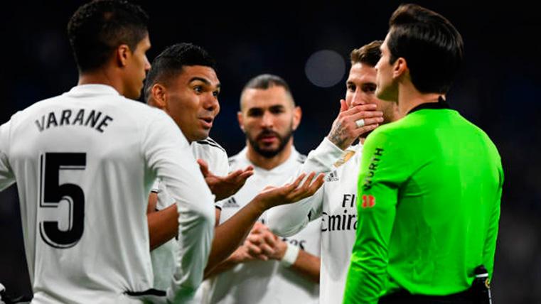 The Real Madrid, protesting an action to the referee