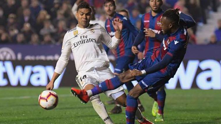 Casemiro And Cheik Doukouré in the action that lesionó to the marfileño