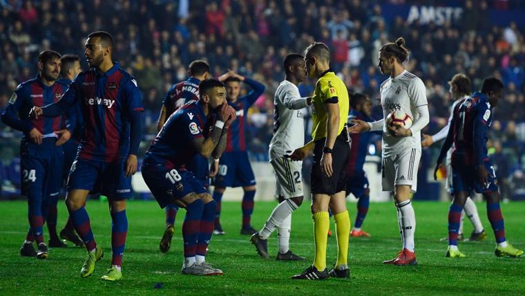 Los jugadores del Levante protestan el penalti señalado por Iglesias Villanueva