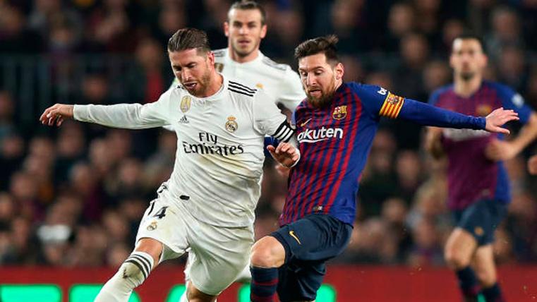 Sergio Ramos, pugnando por un balón con Leo Messi