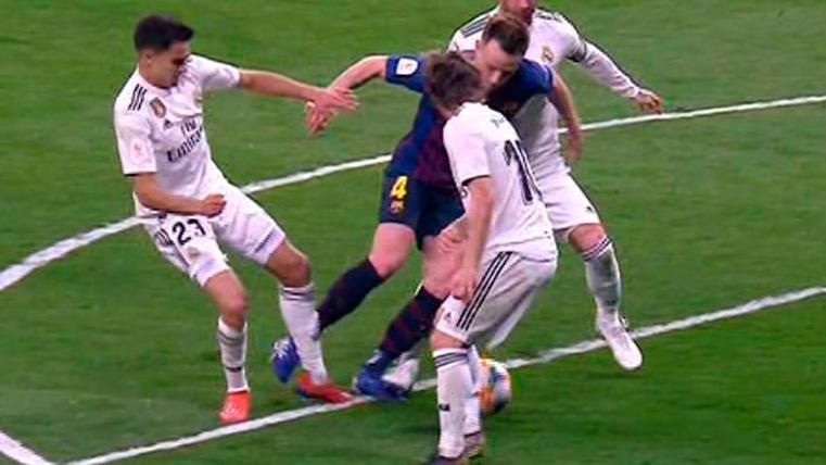 Ivan Rakitic, derribado por Sergio Ramos en el interior del área