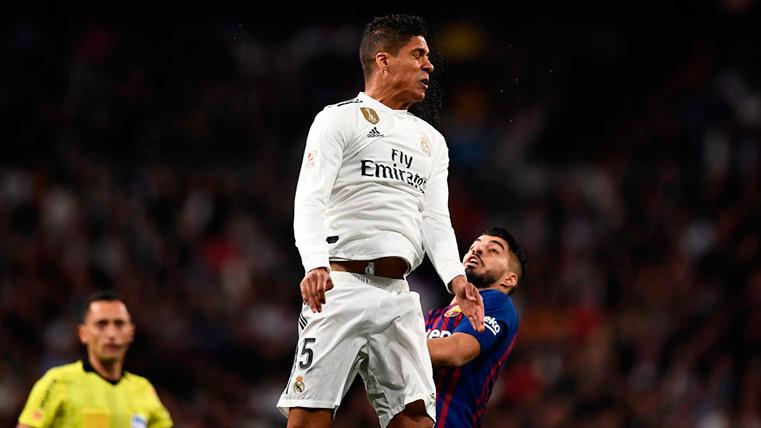 Varane en un salto con Luis Suárez