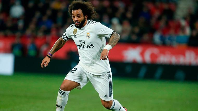 Marcelo controla el balón con el Madrid