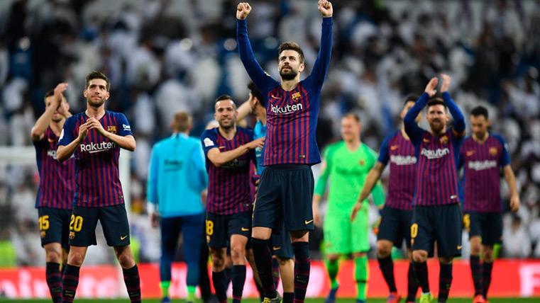 Piqué y el resto de jugadores del Barça celebran la victoria