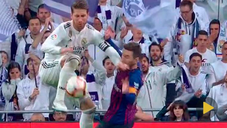 Sergio Ramos, propinando un manotazo directo a la cara de Messi