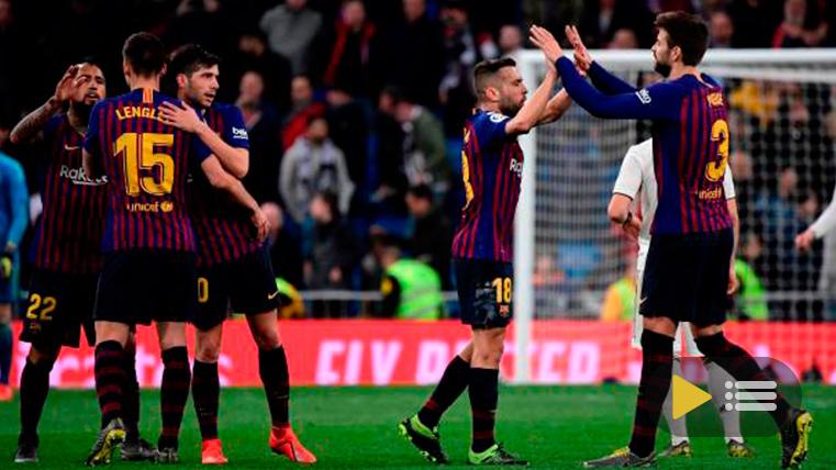 El FC Barcelona, celebrando el triunfo cosechado en el Bernabéu