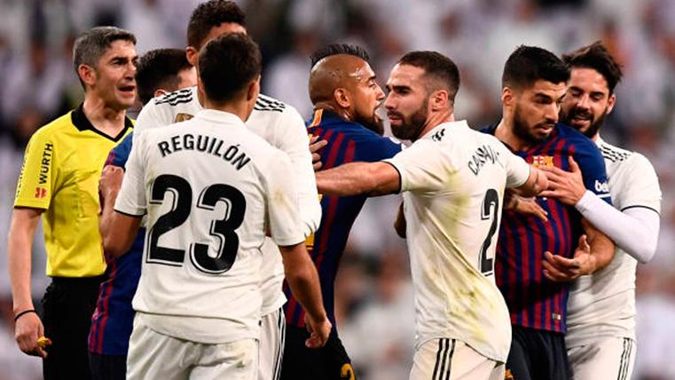Disputa entre FC Barcelona y Real Madrid tras señalarse una falta