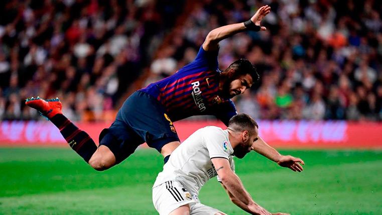 Luis Suárez y Carvajal pelean por un balón